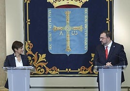 El presidente del Principado, Adrián Barbón, con la entonces ministra de Política Territorial, Isabel Rodríguez, tras la comisión bilateral de 2022.