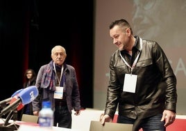 Javier Fernández Lanero, reelegido secretario general de UGT Asturias, en primer término; al fondo, Pepe Álvarez, secretario general de UGT.