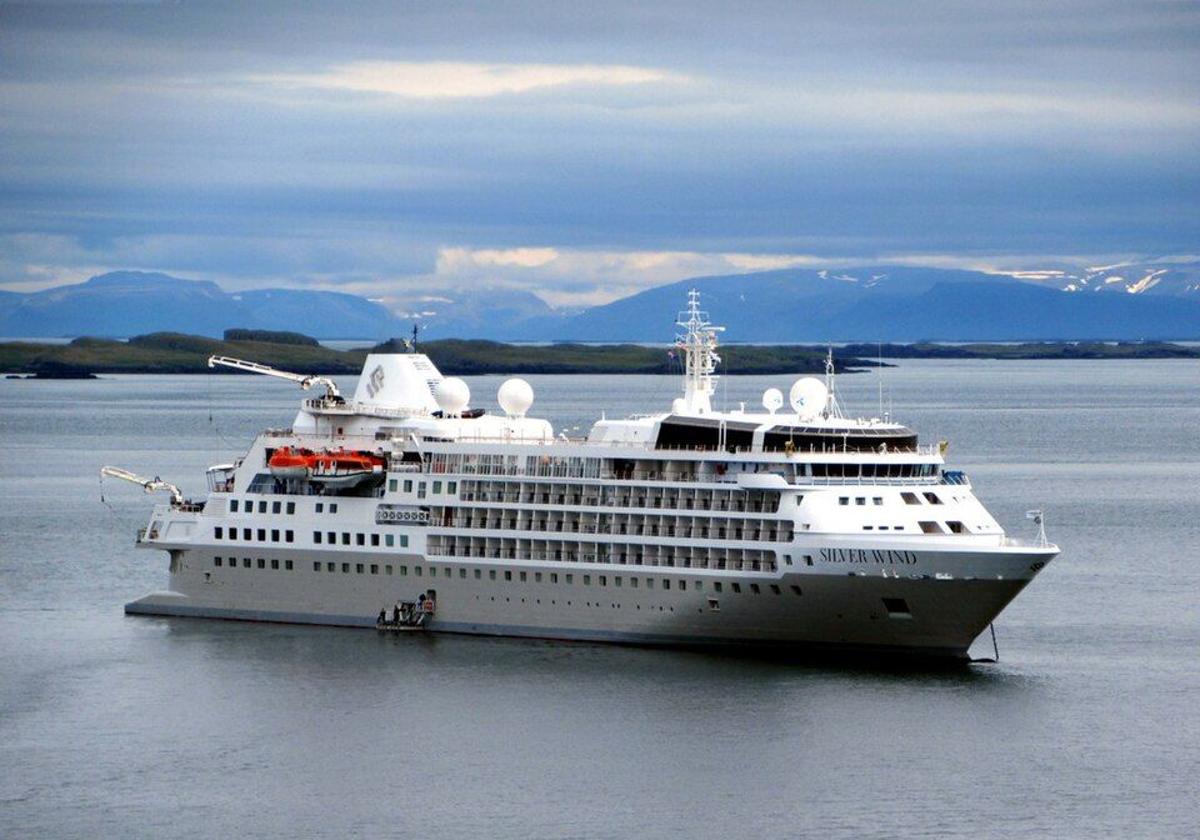 El crucero 'Silver Wind', anclado frente a Stykkisholmur, en Islandia.