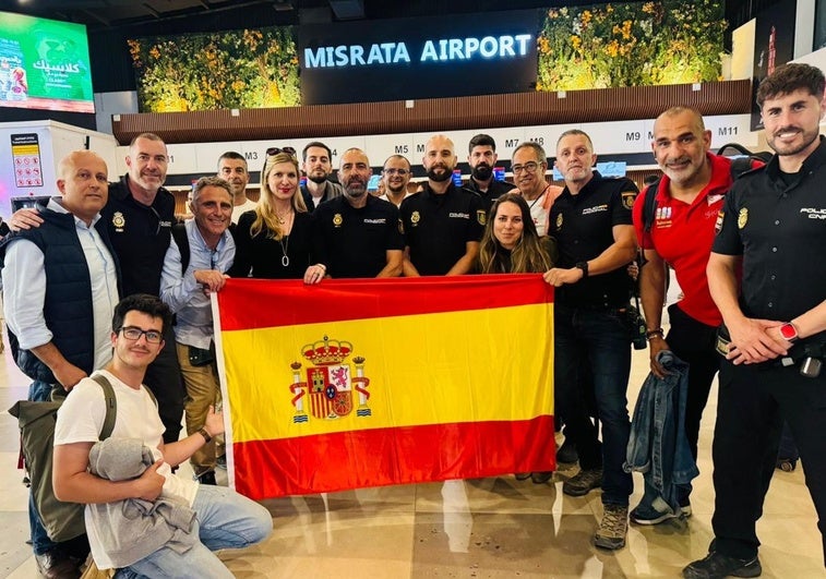 Los españoles, a punto de coger el avión.