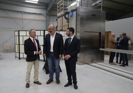 Fernando Quince, presidente de Funerarias del Oriente, con el alcalde de Ribadesella, Paulo García, y el gerente de la empresa, Adolfo Llamedo, durante la inauguración, con el horno tras ellos.