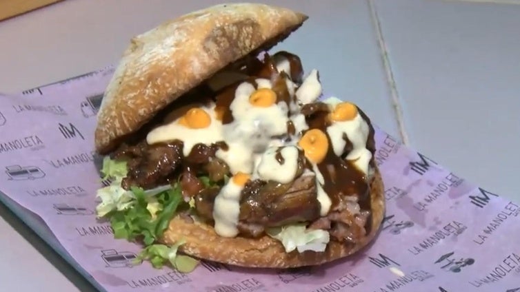 Así se hace el mejor bocata de Asturias, el pepito de costilla de cerdo ibérico de La Manoleta