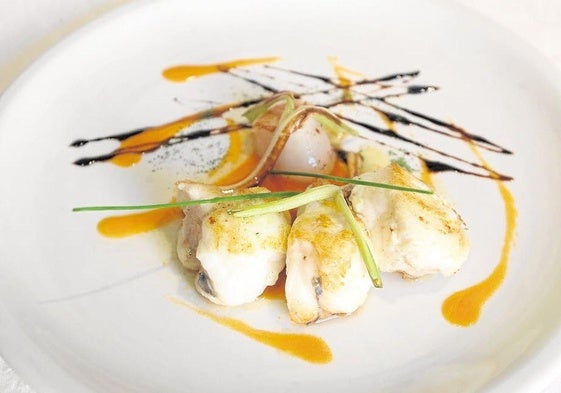 Un plato con merluza de protagonista.