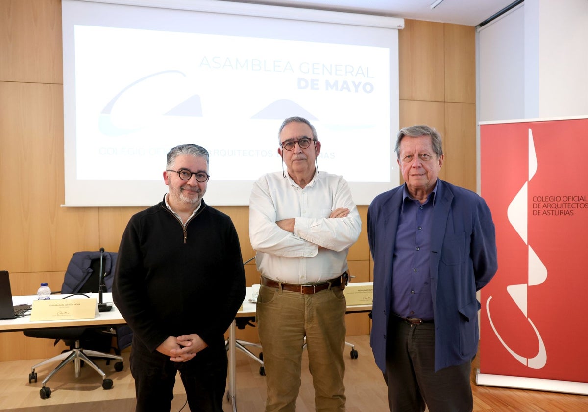 Casariego, en el centro, entre José Ramón Puerto y José Ramón Fernández, sus rivales en los comicios colegiales.