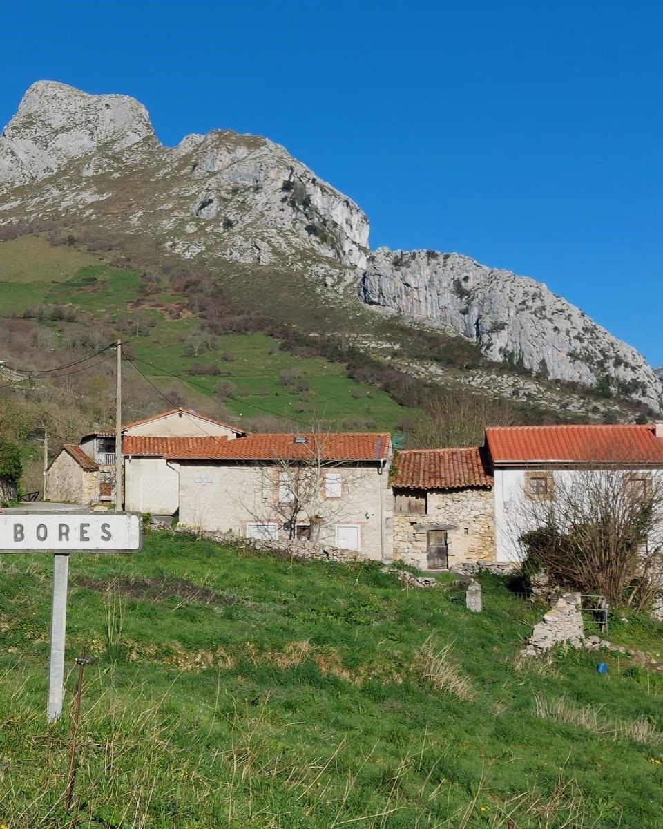 Imagen secundaria 2 - Pueblo de Mier, entre montes y bosques, atravesado por el río Cares/ vistas a los Picos de Europa/ población de Bores. 