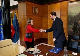 María Calvo saluda a Adrián Barbón antes de mantener un encuentro la sede de Presidencia.