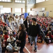 El alumnado de bachillerato se despide de los más pequeños.