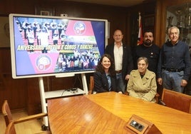 Tasio del Regero, Pablo Camblor, Miguel Alonso Ponga, María Jesús Piñera y Marina Fernández en la presentación de las actividades de Coros y Danzas y el Orfeón por sus respectivos aniversarios.