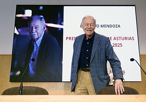 Eduardo Mendoza, durante la rueda de prensa que ofreció en Barcelona.
