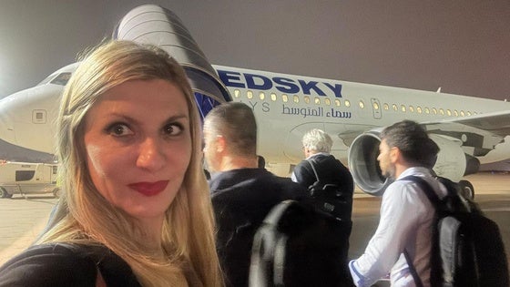 Begoña Costales, a las diez de la noche, embarcando en el avión que sacó a los españoles de Libia