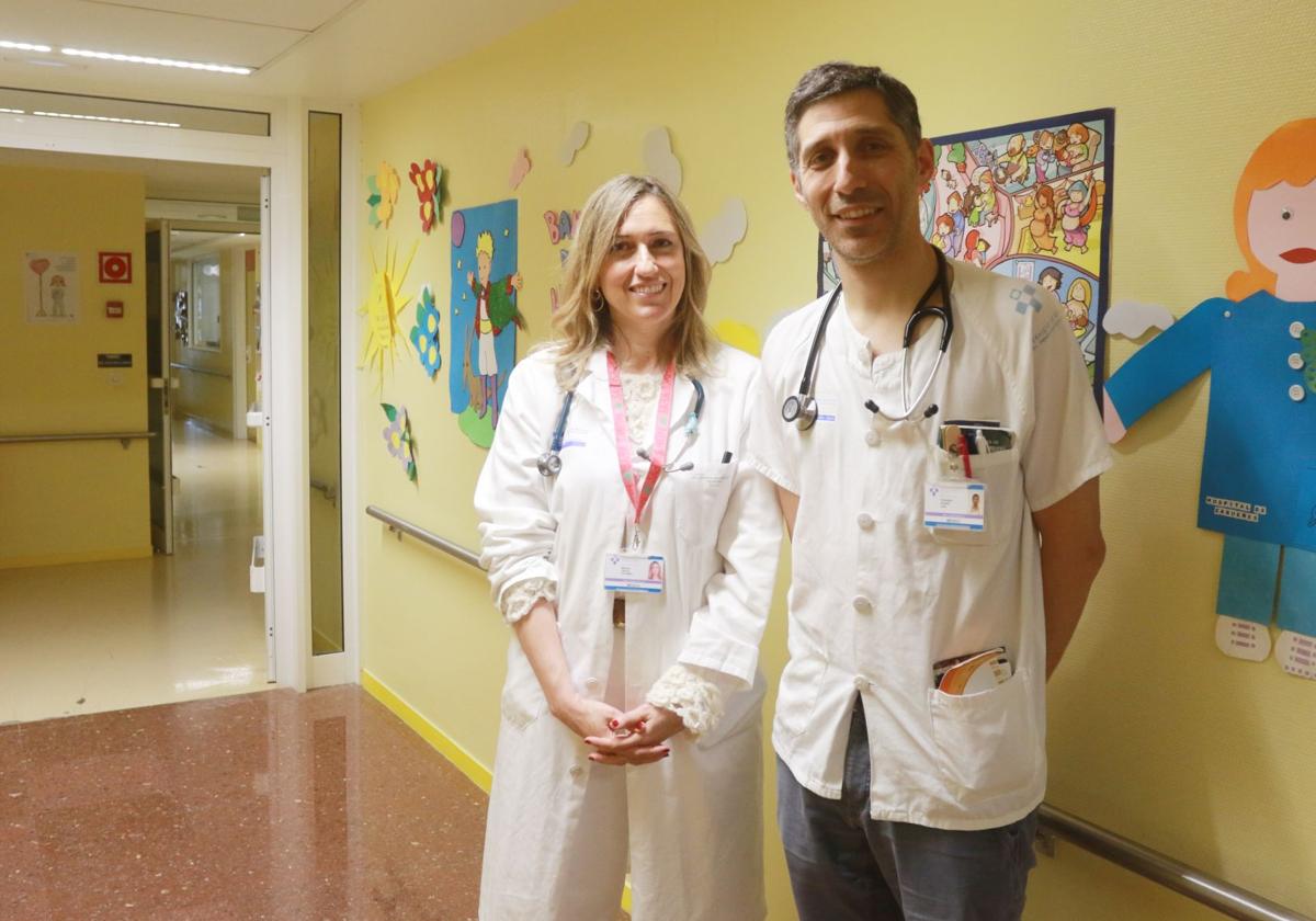 Álvarez Caro y García González, en el área de Pediatría del Hospital de Cabueñes.