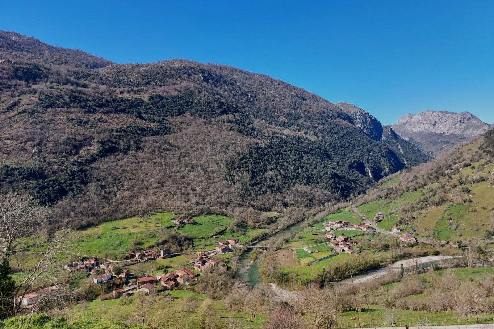 Imagen principal - Pueblo de Mier, entre montes y bosques, atravesado por el río Cares/ vistas a los Picos de Europa/ población de Bores. 