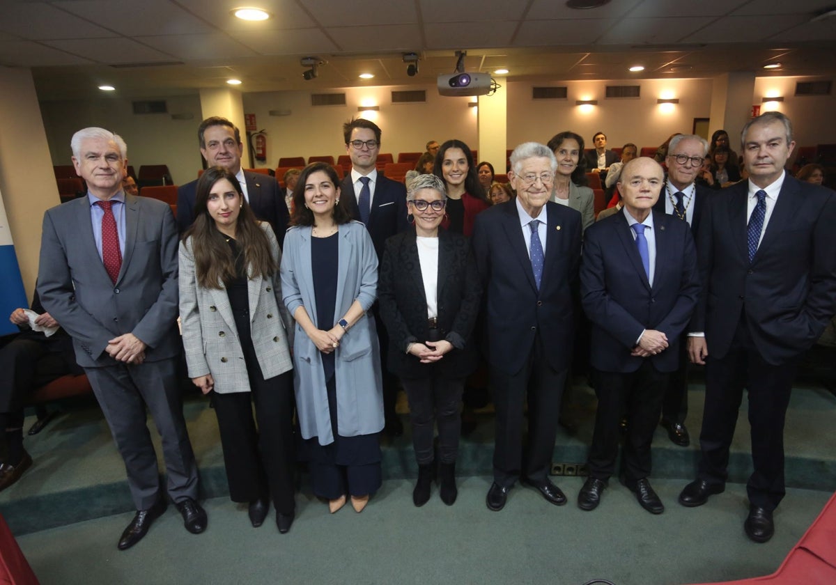 Los galardonados, con la consejera de Salud y la directiva de la Real Academia de Medicina y Cirugía del Principado.