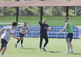Javi Rozada, entrenador del Real Avilés, da indicaciones durante un entrenamiento en La Toba.