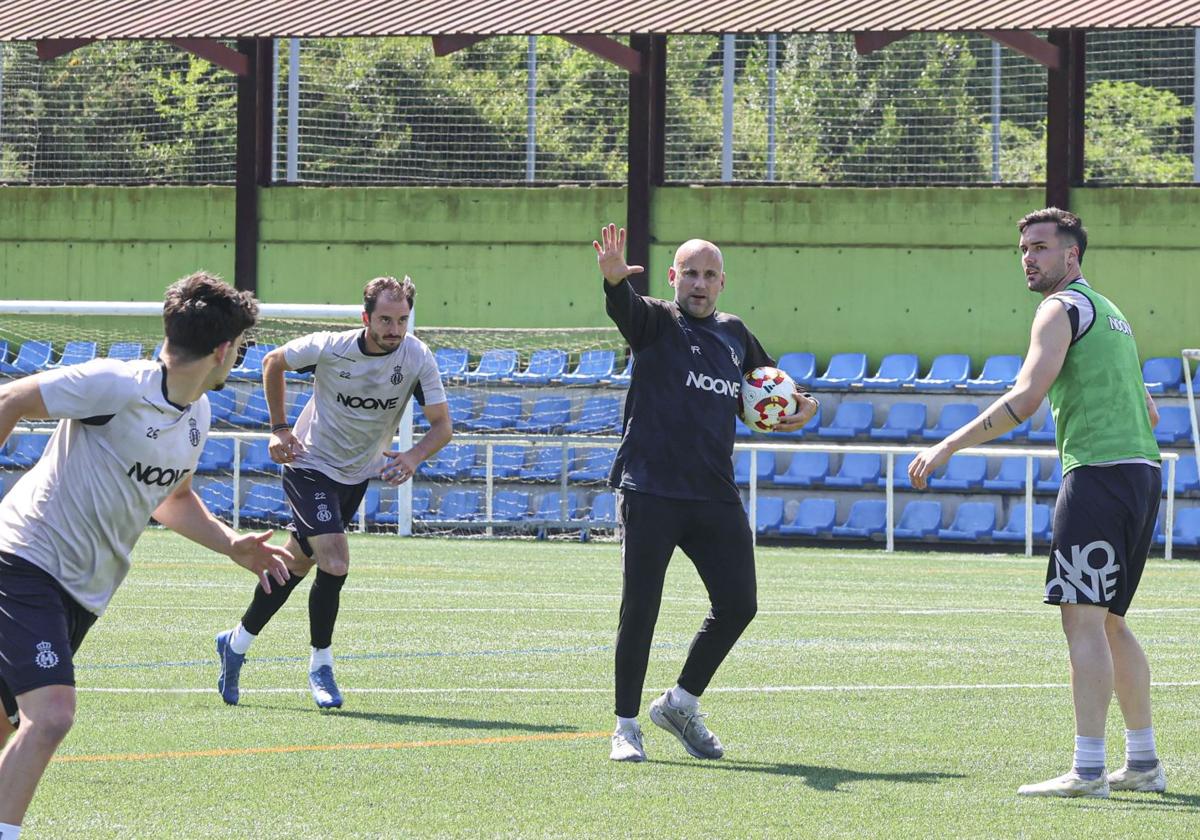 Javi Rozada, entrenador del Real Avilés, da indicaciones durante un entrenamiento en La Toba.
