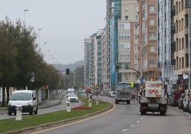 Vehículos circulando por el paseo del Muro, en Gijón.