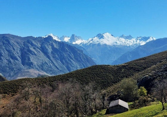 Maravillosas vistas a los Picos de Europa y al Urriellu durante esta gran ruta, que abarca casi 40 kilómetros y va desde Panes (en Peñamellera Baja) hasta Carreña (en el concejo de Cabrales).