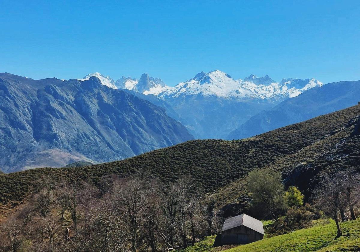 Maravillosas vistas a los Picos de Europa y al Urriellu durante esta gran ruta, que abarca casi 40 kilómetros y va desde Panes (en Peñamellera Baja) hasta Carreña (en el concejo de Cabrales).