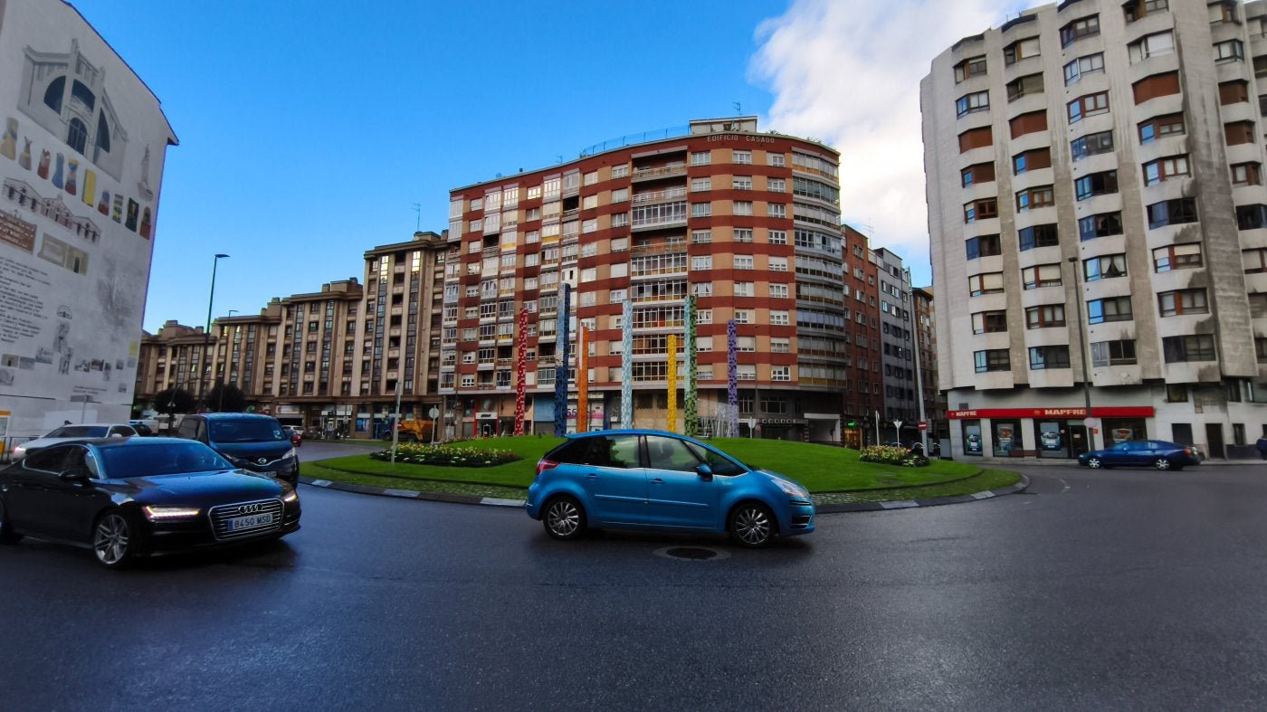 La Cámara de Avilés apoya la retirada de los bolardos y la sensorización