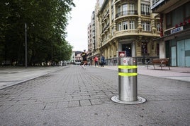 El bolardo de la calle Emile Robin desaparecerá con la entrada en vigor de la ZBE y será sustituido por videovigilancia.