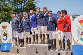 Podio con los ganadores en las categorías de caballos jóvenes.
