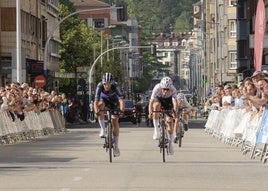 Villate y Noval en el esprint final en Mieres.