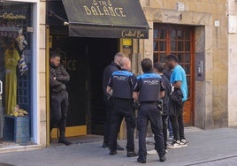 Intervención policial en el pub de la calle San Antonio.