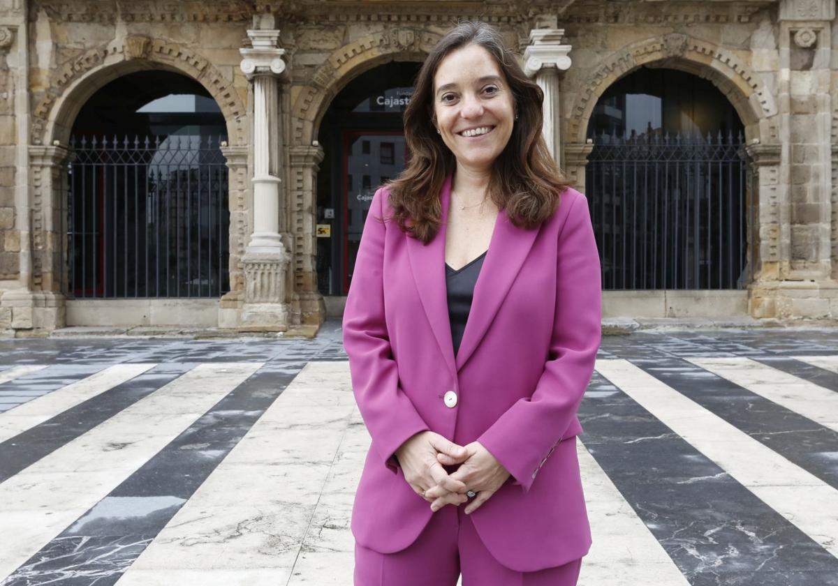 La alcaldesa de La Coruña, Inés Rey, este jueves, delante del Palacio Revillagigedo de Gijón.