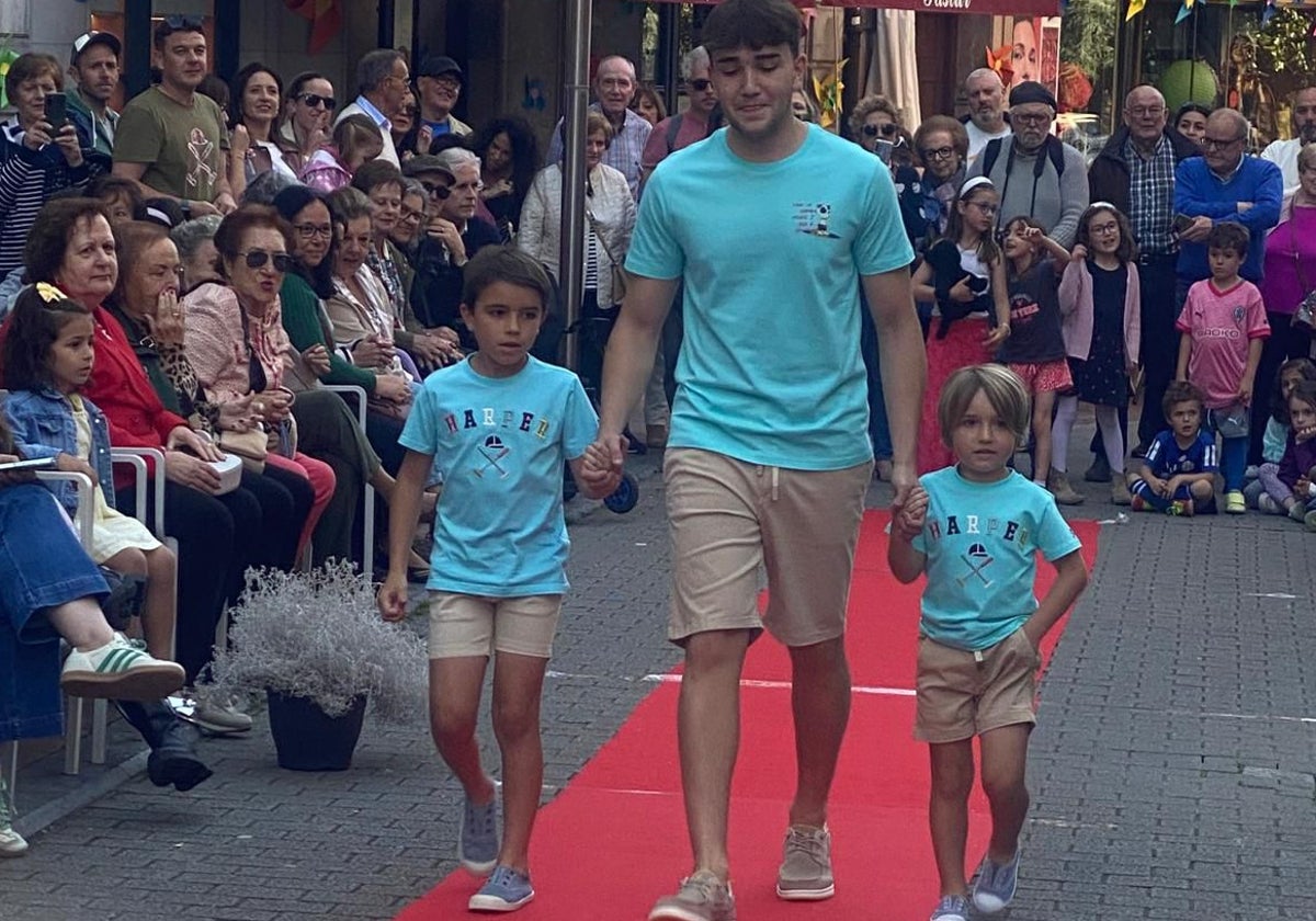Desfile benéfico en la calle Manuel Pedregal, en Grado