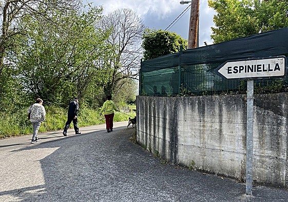 Vecinos en el pueblo sierense de Espiniella.