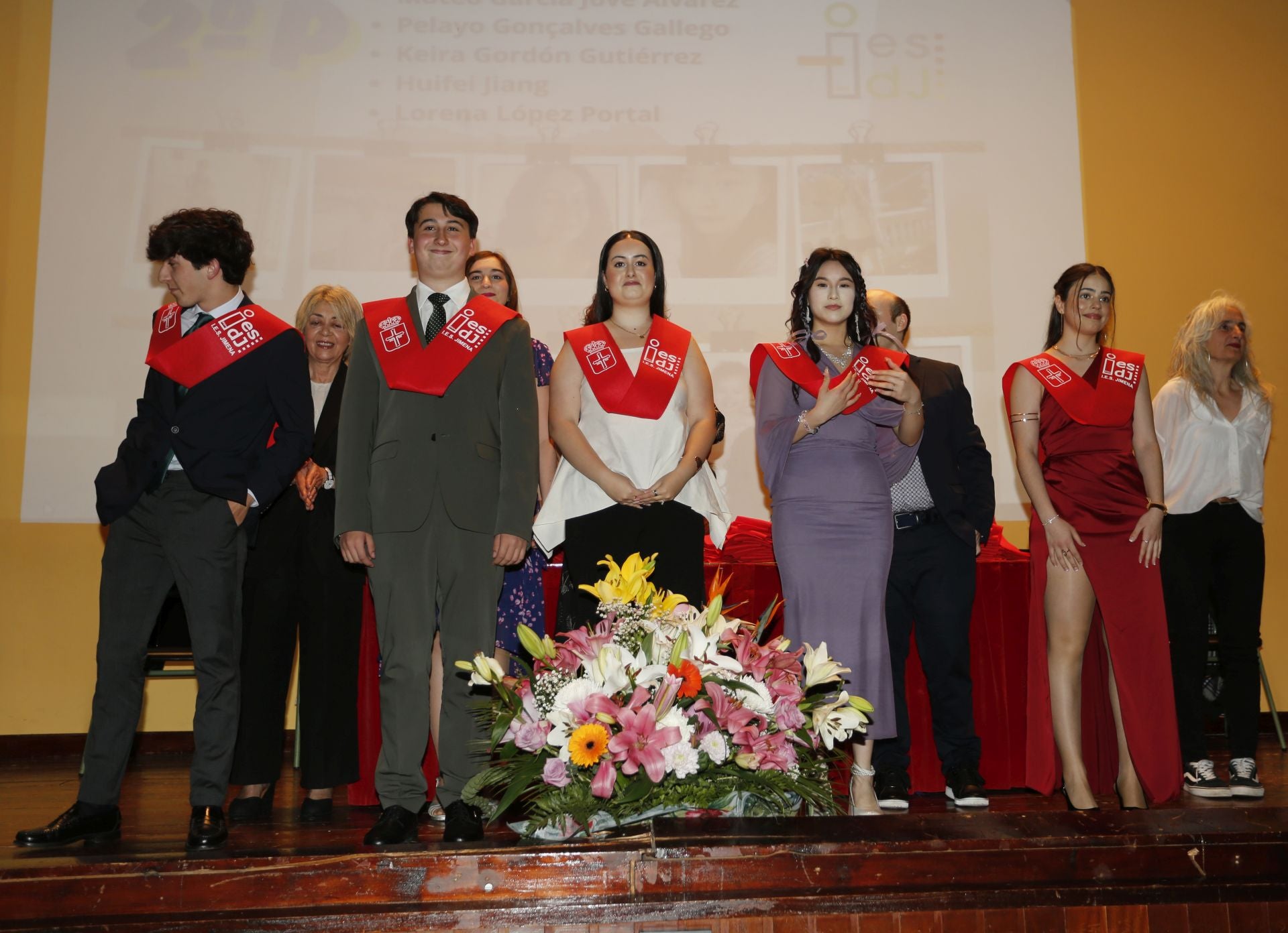 135 alumnos del IES Doña Jimena se graduaron este viernes