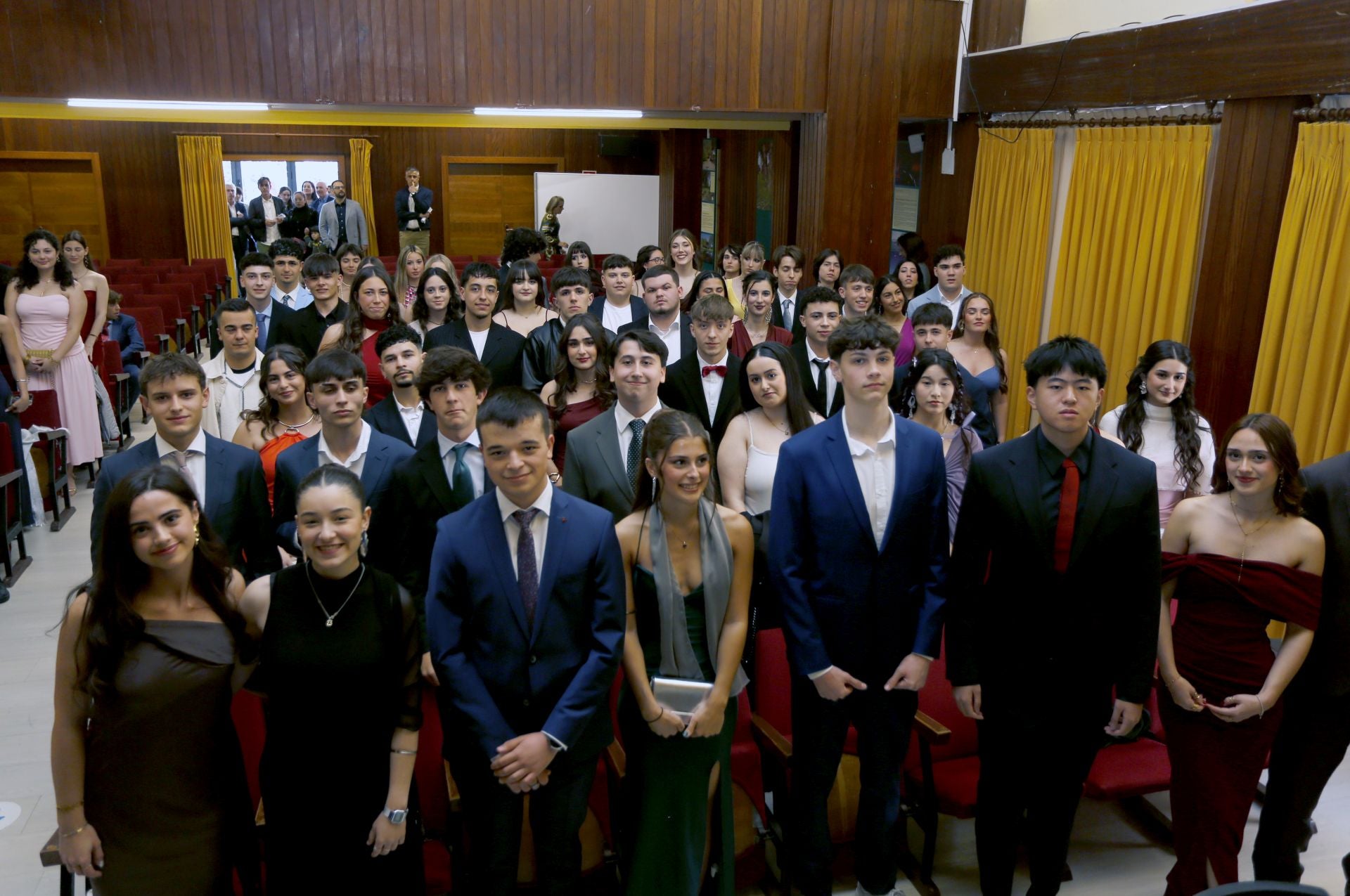 135 alumnos del IES Doña Jimena se graduaron este viernes