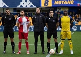 Gómez Lameiro, el segundo por la izquierda, junto a Babin en un Alcorcón-Córdoba de Primera RFEF.