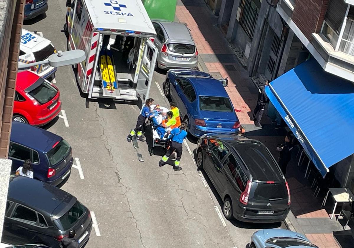 El alcalde de Mieres ayuda a detener a un hombre que tiró a otro por una ventana