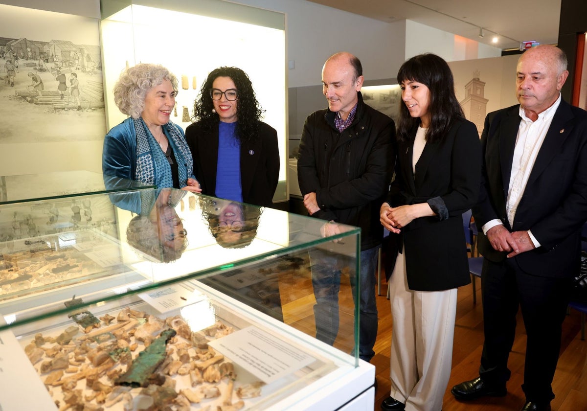 El Museo Arqueológico incorpora un depósito ritual de armas «único» en la Cueva La Cerrosa