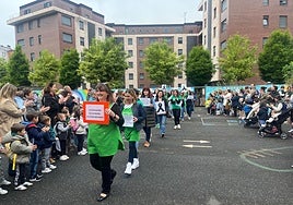Padres de escolares aplauden a las profesoras del colegio de Educación Infantil Peña Careses de Pola de Siero.