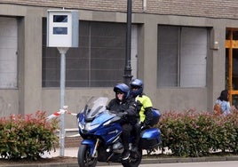 Una moto pasa ante el cajón del radar recientemente instalado a la altura del número 13 de la calle Hermanos Pidal.