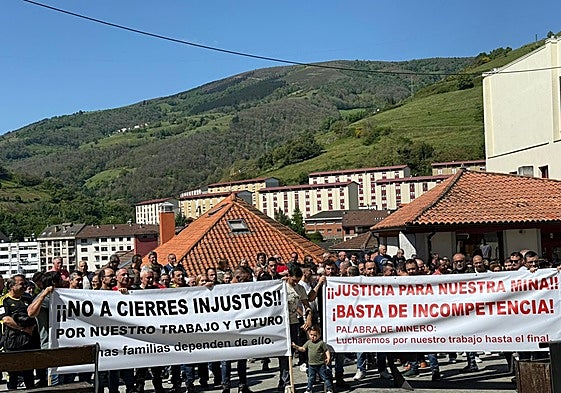 Concentración de trabajadores de la mina y sus familiares, esta mañana ante el Ayuntamiento de Cangas del Narcea.