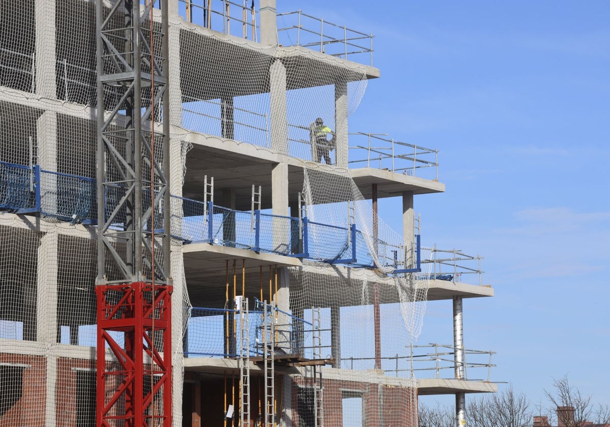 Obras de construcción de un edificio de viviendas en Gijón.