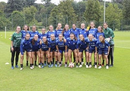 Las jugadoras del Real Oviedo posan juntas antes de un partido importante.