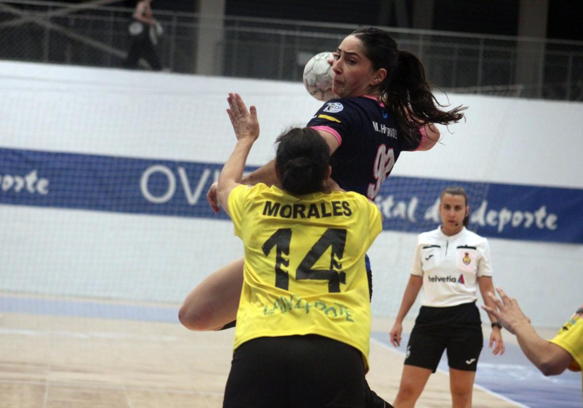 Monique Henrique lanza sobre la visitante Atteneri Morales.