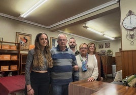 Jesús Viña junto a sus hijos, Marta, Chus e Inmay su mujer Marta, tras el mostradorde su local.
