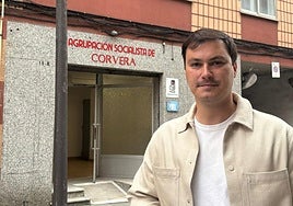 Jorge Suárez frente a la sede de la Agrupación Socialista de Corvera.