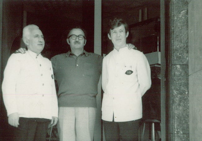 18 de mayo de 1965. Benigno Fernández Gudín (centro), con los camareros Julio (izda) y Juan (dcha), el día inaugural del Bariloche.