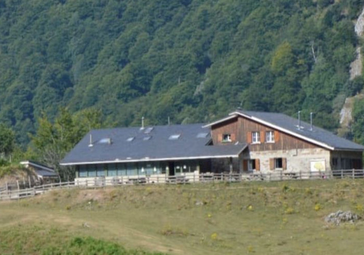 Estado actual del albergue de Brañagallones a la espera de ejecutarse obras de mejora.