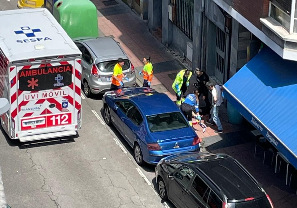 El hombre herido, siendo atendido en el suelo.