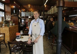 Pepe Abad, en el Bariloche, que este domingo cumple sesenta años dando vida (y café) a la ciudad.