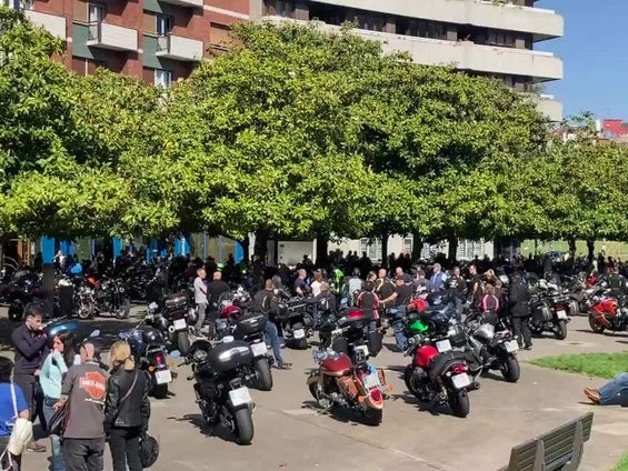 Medio millar de motos rugen en Gijón por la lucha contra la ELA