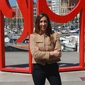 La vicealcaldesa de Gijón, Ángela Pumariega, delante de Las Letronas, en el Puerto Deportivo.