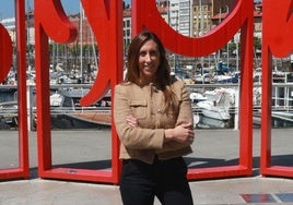 La vicealcaldesa de Gijón, Ángela Pumariega, delante de Las Letronas, en el Puerto Deportivo.